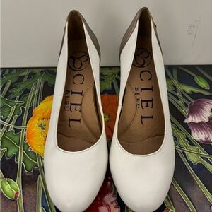 Women's White Pump with Tan Heel - Classic Round Toe